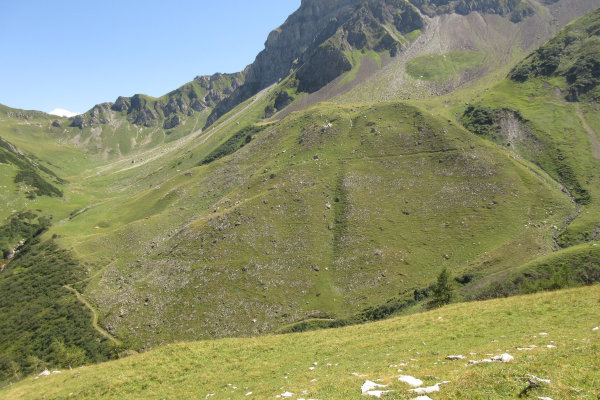 Blick von Westen zur mächtigen Moränenbastion im Naaftal (rechts) und Pfälzerhütte am Horizont (links). Das Moränenmaterial wurde wahrscheinlich im frühen Holozän vor 9‘000 bis 11‘000 Jahren beim Gletscherrückzug abgelagert.