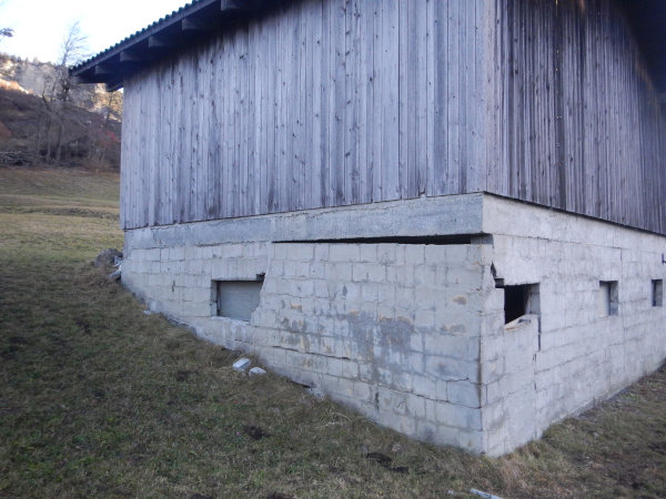 Aufgrund der starken Rutschbewegungen ist die Infrastruktur in Brienz und der Umgebung stark in Mitleidenschaft gezogen worden, wie hier das gemauerte Fundament des Stalls zeigt.