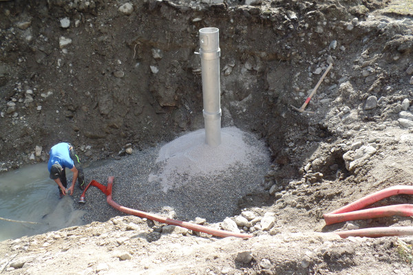 Einbau des Quarzsands und der Kiespackung um den Entnahmebrunnen herum.