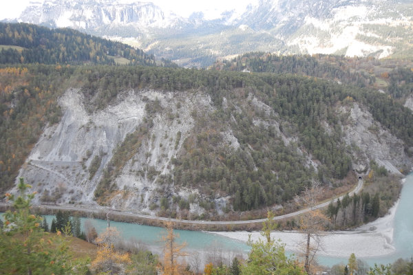 Lehnenbrücke, welche verbreitert werden muss, mit darüberliegender Felswand und dem Inn (links).