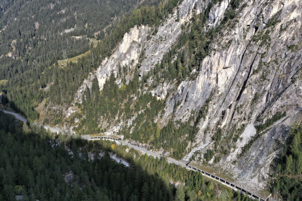 Die mächtige Felswand Las Ruegnas im südlichen Teil des zu untersuchenden Strassenabschnitts mit den zwei vorhandenen Schutzgalerien.